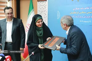 علیرضا کاظمی، وزیر آموزش و پرورش و فرزانه صادق مالواجِرد وزیر راه و شهرسازی در مراسم امضای تفاهم&zwnj;نامه همکاری حوزه مسکن فرهنگیان