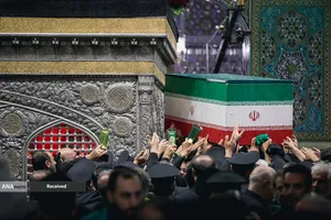 مراسم طواف پیکر رهبر شهید انقلاب بر گرد ضریح مطهر امام رضا(ع)
