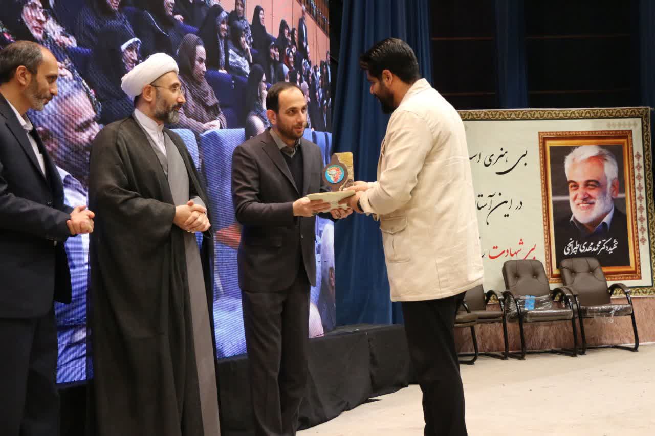 شعر فاخر ابزاری برای انتقال مفاهیم عدالت، اخلاق و سبک زندگی اسلامی به مخاطبان