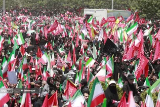 شور حسینی در روز وداع با رهبر شهید در مسجد جمکران و حرم حضرت معصومه(ع)