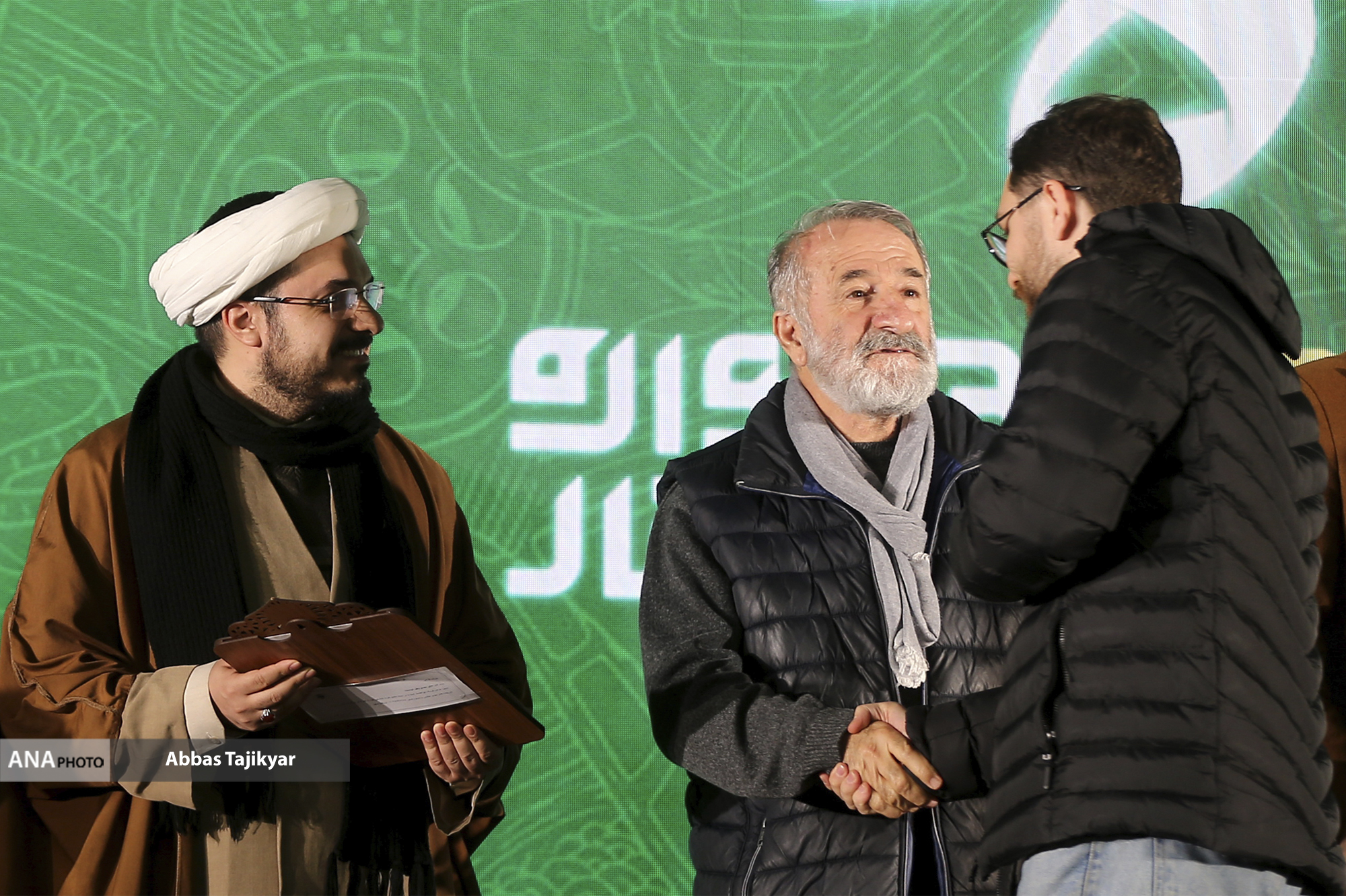 تقدیر از علیرضا دبیر در افتتاحیه شانزدهمین جشنواره فیلم عمار تقدیر از علیرضا دبیر در افتتاحیه شانزدهمین جشنواره فیلم عمار