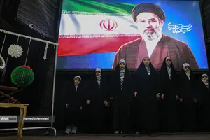 مراسم وداع با پیکر مادر شهیدان افراسیابی در چهارراه نبرد خیابان پیروزی