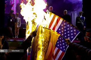 وداع با شهدای ناوشکن دنا و حمایت از نیروهای مسلح