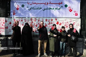 بیعت مردم با آیت&zwnj;الله سید مجتبی خامنه&zwnj;ای سومین رهبر جمهوری اسلامی ایران