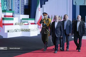 ادای احترام مقامات و مسئولان خارجی به پیکر امام شهید 