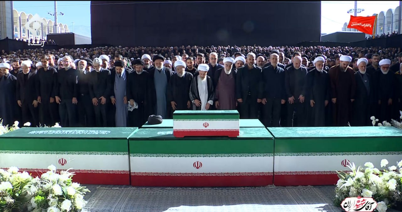 دومین روز وداع با رهبر شهید انقلاب/حضور مردم برای شرکت در آیین اقامه نماز بر پیکر مطهر+فیلم