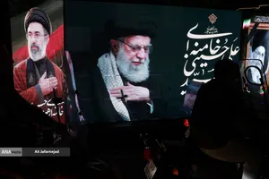 حرکت مردم عزادار بسمت مصلی تهران برای وداع با رهبر شهید انقلاب