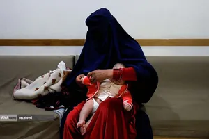 زنی در بیمارستانی در بامیان، افغانستان