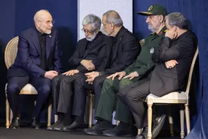 سیدعباس عراقچی،سرلشکر محسن رضایی،مسعود پزشکیان رییس جمهور،غلامعلی حداد عادل و محمدباقر قالیباف رییس مجلس در حاشیه مراسم ادای احترام مقامات و مسئولان خارجی به پیکر امام شهید 