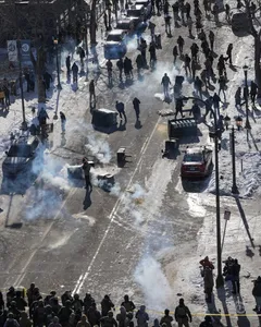  صحنه درگیری میان نیروهای آمریکایی و مردم 