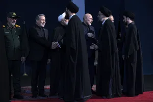 ادای احترام نوادگان امام خمینی(ره) و مقامات و مسئولان خارجی به پیکر امام شهید 