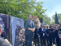 آیین چهلمین روز درگذشت حمید هیراد برگزار شد/ گلایه هنرمندان از بی مهر‌ی‌ها در مزار خواننده فقید