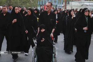 حرکت مردم عزادار بسمت مصلی تهران برای وداع با رهبر شهید انقلاب