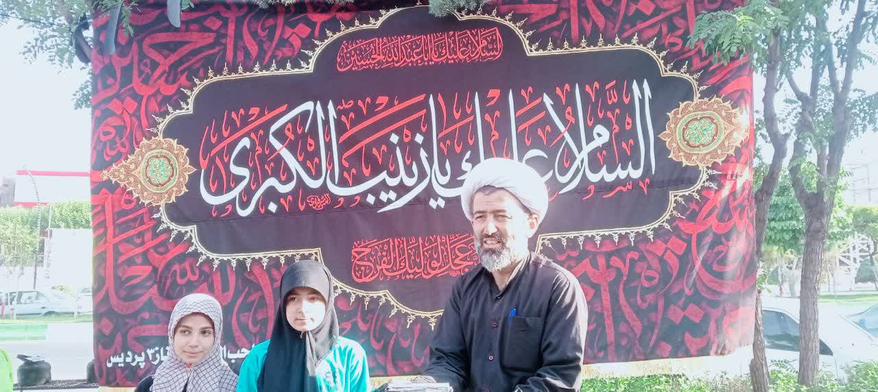 غرفه کودک در موکب دانشگاه آزاد علوم و فناوری پردیس؛ فضایی برای روایتگری و خاطره‌سازی نونهالان در آیین بدرقه امام شهید