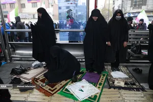 اقامه نماز ظهر در حاشیه راهپیمایی روز قدس تهران