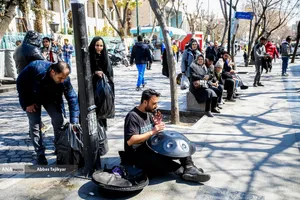 بازار خرید عید نوروز در تهران - نوازنده خیابانی