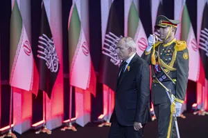 ادای احترام مقامات و مسئولان خارجی به پیکر امام شهید 