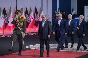 ادای احترام مقامات و مسئولان خارجی به پیکر امام شهید 