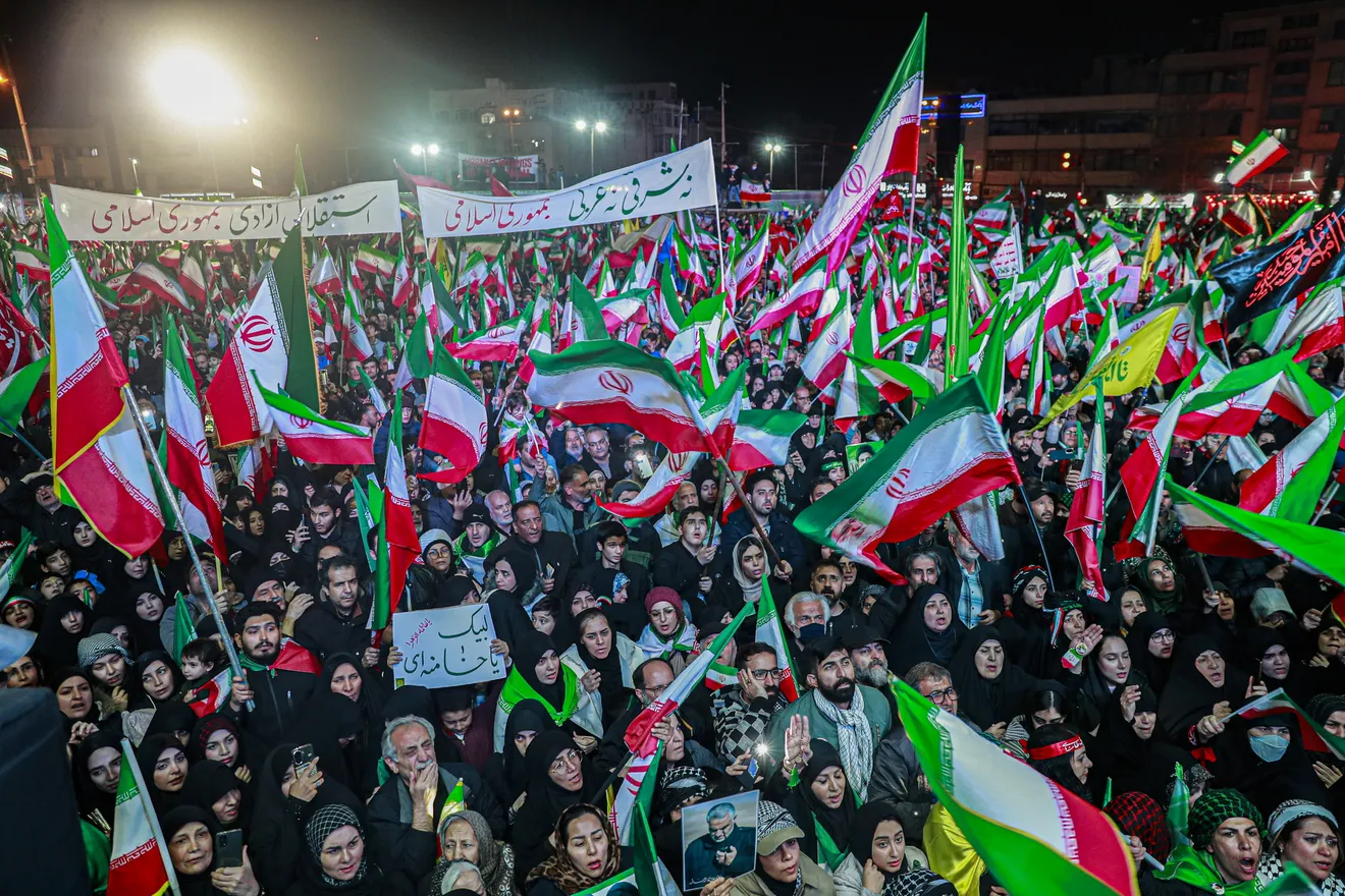 اجتماع به عشق وطن دسته پرچم داران ایران - میدان انقلاب تهران