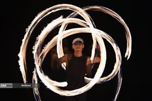 رقصنده آتش در ساحلی در جزیره کو سامویی تایلند