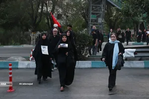 حرکت مردم عزادار بسمت مصلی تهران برای وداع با رهبر شهید انقلاب