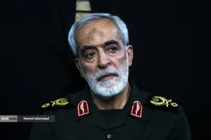  سرتیپ حسین نجات جانشین فرمانده قرارگاه ثارالله در مراسم گرامیداشت چهلمین روز درگذشت شهید سپهبد محمد باقری (محمد حسین افشردی) و همسر وی ( اشرف افشردی) و دختر این فرمانده عزیز (فرشته افشردی)