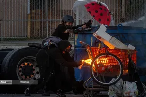 درگیری پلیس ضد شورش و معترضان در لس&zwnj;آنجلس آمریکا