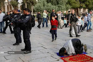 اقامه نماز فلسطینیان در خارج مسجد الاقصی، بیت المقدس