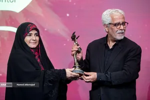  احمدرضا درویش، کارگردان سینمای ایران دو تندیس سیمرغ بلورین جشنواره فجر و جشن خانه سینمای خود را به پاس اقدام شجاعانه مجری خبر صداوسیما به سحر امامی تقدیم کرد - بزرگداشت شهدای رسانه در نبرد با رژیم صهیونیستی