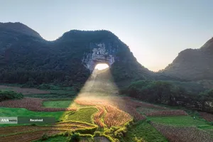 یک پرتو خورشید از میان طاق طبیعی در پارک جنگلی ملی یویان
