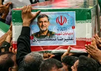 تشییع پیکر مطهر دریابان تنگسیری در آبادان؛ مردم سنگ تمام گذاشتند/اقامه نماز بر پیکر مطهر شهید+ فیلم