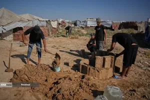 فلسطینی‌ها ویرانه‌های غزه را با آجرهای گلی و ضایعات بازسازی می‌کنند