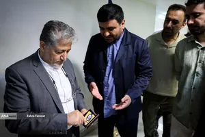 اهدای کارت خبرنگاری به بیژن رنجبر رییس دانشگاه آزاد اسلامی توسط محمدمهدی خیرجو مدیرعامل خبرگزاری آنا