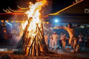 جشنواره خدایان نه امپراتور در معبدی در کوالالامپور، مالزی