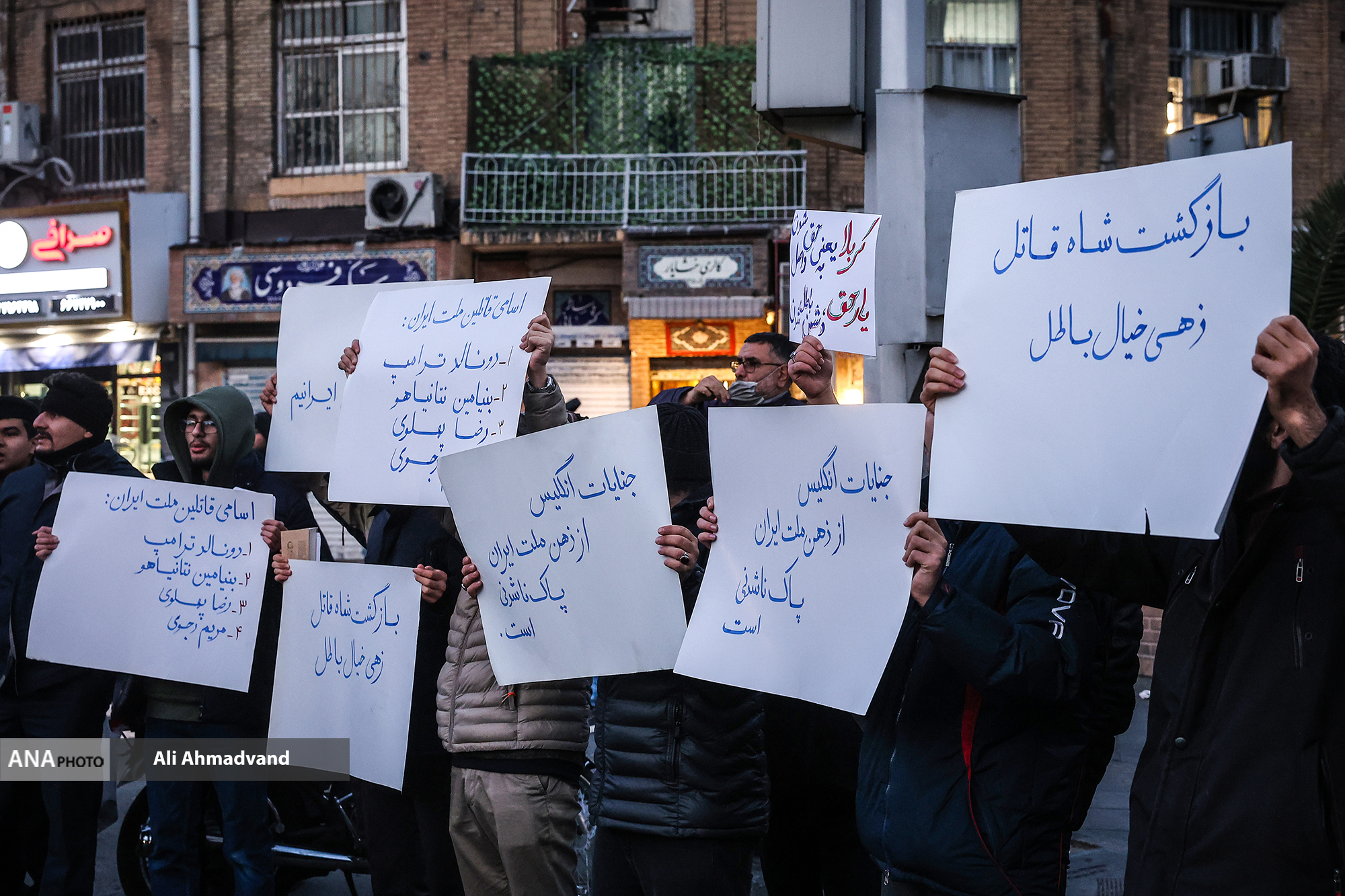 تجمع دانشجویان در مقابل سفارت انگلستان در تهران+ عکس