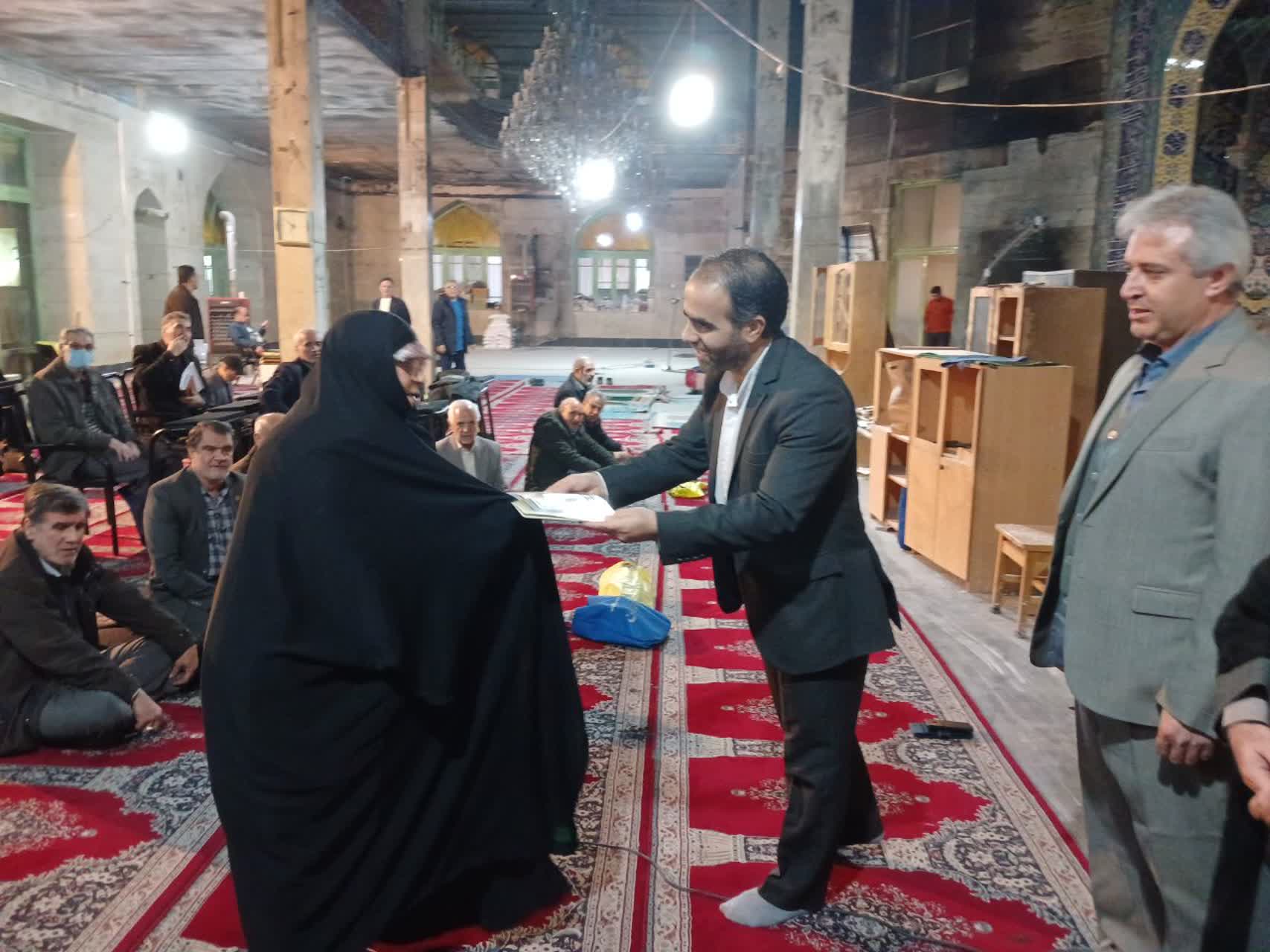 اهدای 30 جلد قرآن به مسجد مهدویه کرج توسط دانشگاه آزاد کرج اهدای 30 جلد قرآن به مسجد مهدویه کرج توسط دانشگاه آزاد کرج