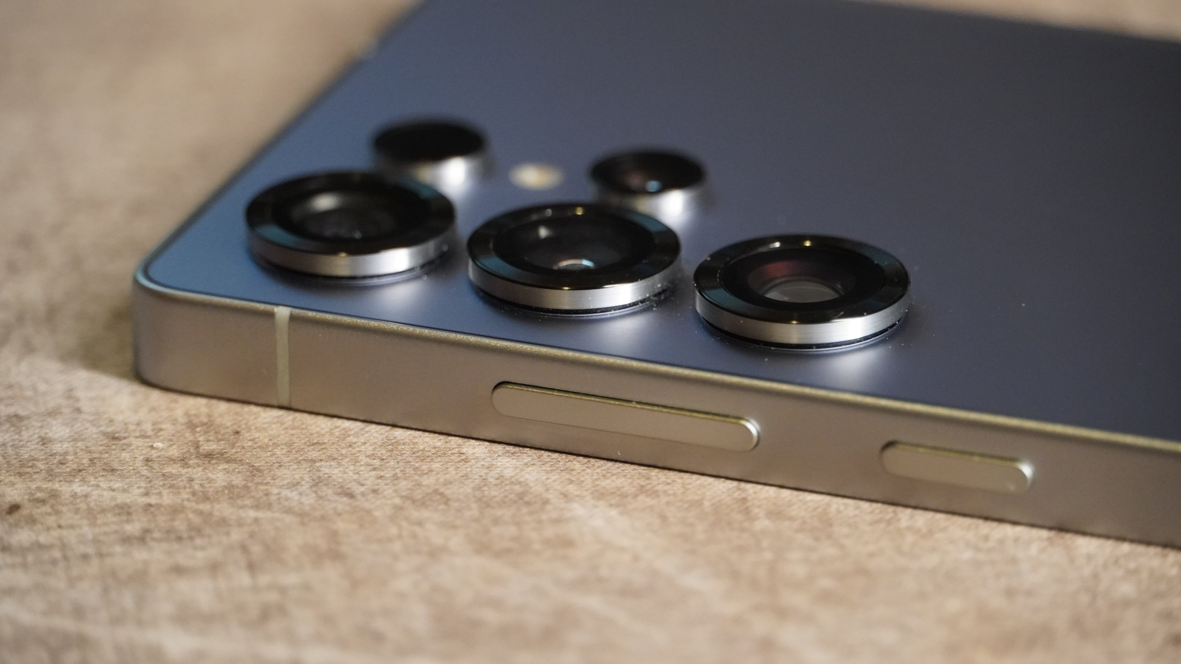 دوربین ۲۰۰ مگاپیکسلی و هوش مصنوعی در کالبد تیتانیومی S۲۵ اولترا می‌درخشند /دپوی عید - ۲۹ اسفند