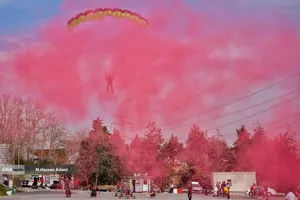  پرش چتربازان از برج میلاد به مناسبت ۱۲ فروردین 