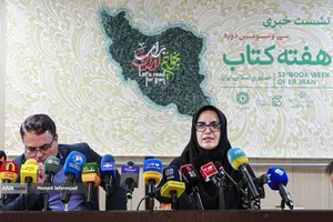 آزاده نظر بلند دبیرکل نهاد کتابخانه های عمومی کشور و ابراهیم حیدری مدیرعامل خانه کتاب و ادبیات ایران در نشست سی و سومین دوره هفته کتاب