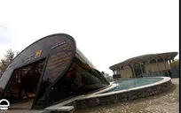 حوض اصلی مجموعه در حریم تئاتر شهر سالم است