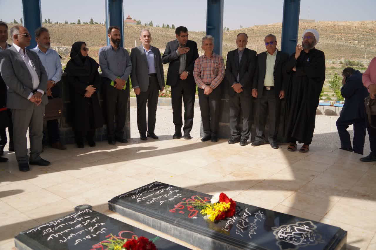 تجدیدمیثاق مسئولان دانشگاه آزاد اسلامی استان فارس با شهدا