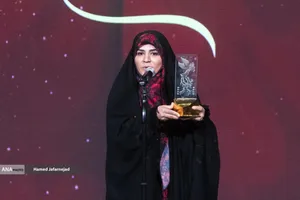 اهدای سیمرغ بلورین به سحر امامی مجری تلویزیون به پاس اقدام شجاعانه مجری خبر صداوسیما در حمله رژیم صهیونیستی به ساختمان شیشه ای صدا و سیما در مراسم بزرگداشت شهدای رسانه در نبرد با رژیم صهیونیستی