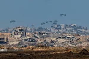 مردم گرسنه غزه برای رسیدن به کمک&zwnj;های غذایی، کیلومترها پیاده&zwnj;روی می&zwnj;کنند