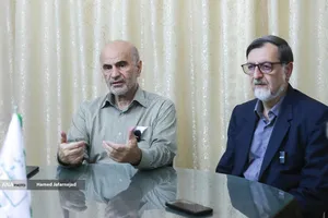  سیدمحمدرضا بهشتی فیلسوف و استاد فلسفه دانشگاه تهران و فرشاد مومنی اقتصاددان، استاد اقتصاد دانشگاه علامه طباطبایی و رئیس مؤسسه دین و اقتصاد در نشست خبری دومین جایزه استاد عالی نسب