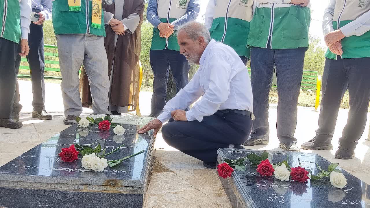 حضور خادمیاران رضوی در دانشگاه آزاد اسلامی کاشمر/عطرافشانی و گلباران مرقد شهدای گمنام