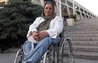 سنجاقِ امید یک معلول بر تن اردبیل؛ بانوی هنرمندی که تار و پود ۱۰ زندگی را با دستانش بافت