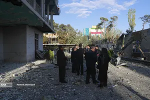 بازدید دکتر بیژن رنجبر رئیس دانشگاه آزاد اسلامی، پس از حمله هوایی آمریکا و رژیم صهیونیستی به سفارت سابق آمریکا(لانه جاسوسی) 