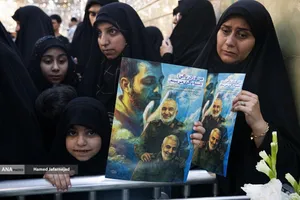 اجتماع مردم کنار مزار شهید سپهبد سلامی در ایام اربعین فرمانده دلاور سپاه اسلام