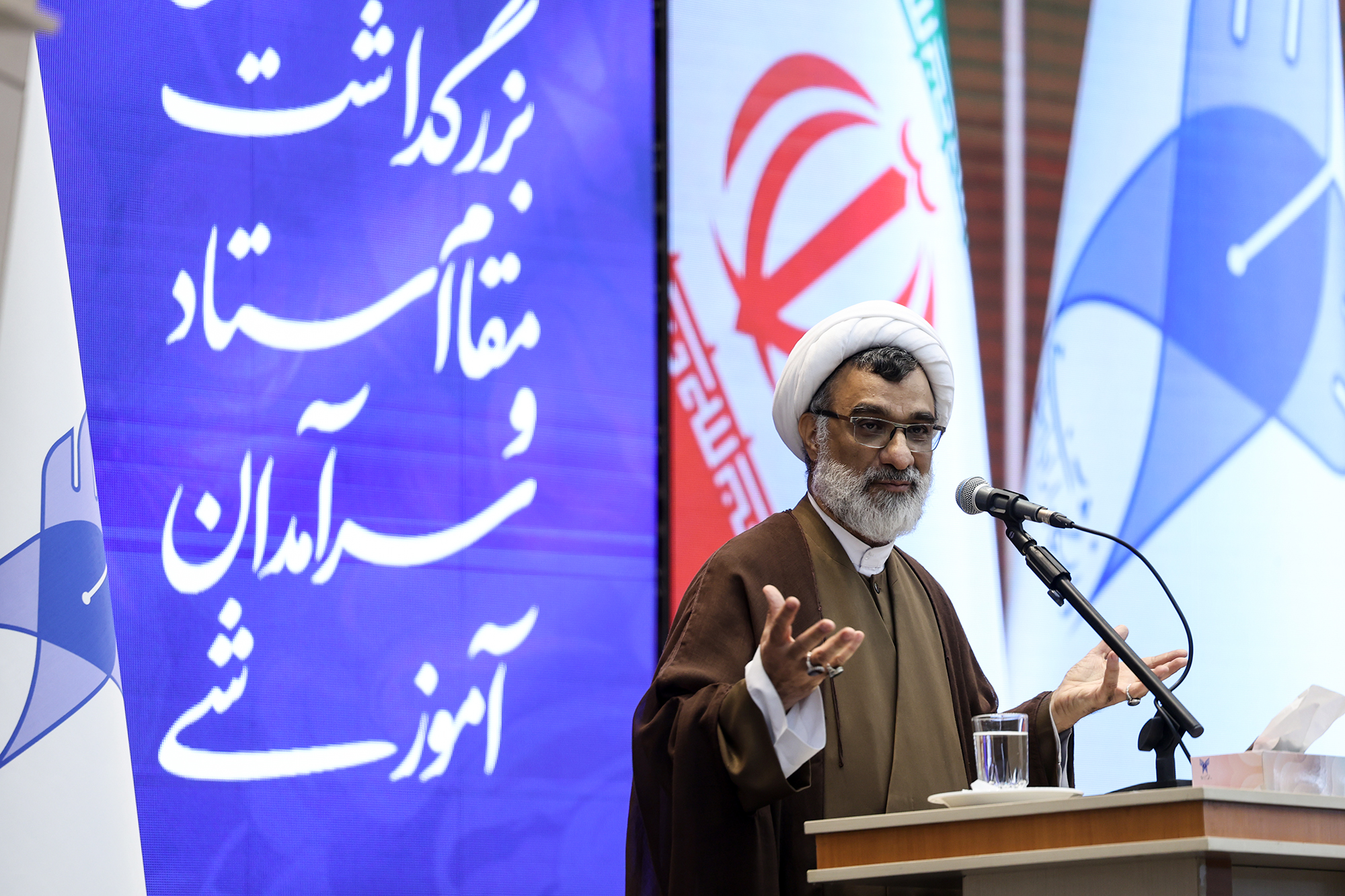 مراسم بزرگداشت مقام روز استاد و سرآمدان آموزشی دانشگاه آزاد اسلامی برگزار شد