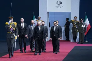 ادای احترام مقامات و مسئولان خارجی به پیکر امام شهید 